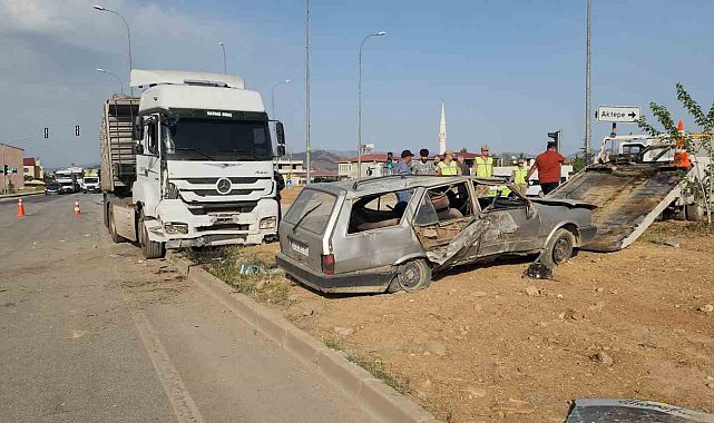 Tır ile çarpışan Tofaş hurdaya döndü: 4 yaralı