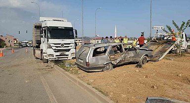 Tır ile çarpışan Tofaş hurdaya döndü: 4 yaralı