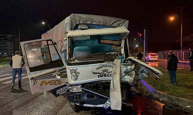 Tır ile kamyonun çarpıştığı kazada 2 kişi yaralandı