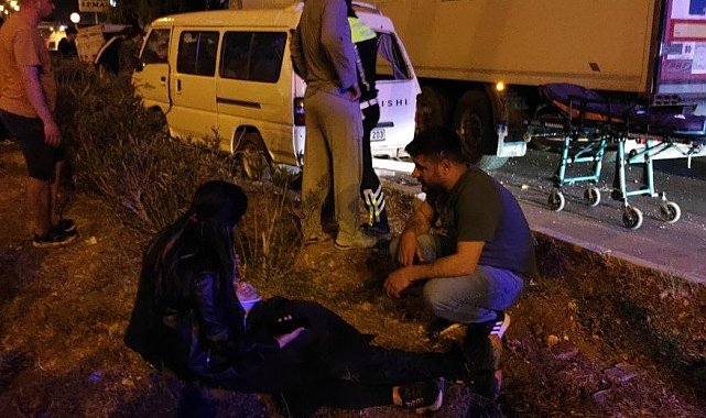 Tır ile panelvan aracın karıştığı kazada 5 kişi yaralandı