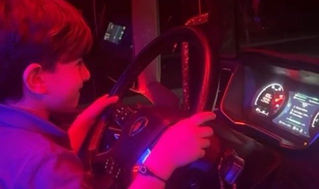 Tır kullanan 7 yaşındaki Çınar yürekleri ağza getirdi