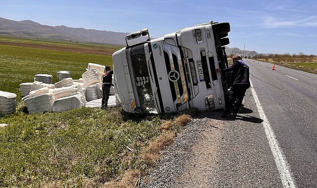 Tır sürücüsünü sıkıştığı yerden itfaiye ekipleri kurtardı