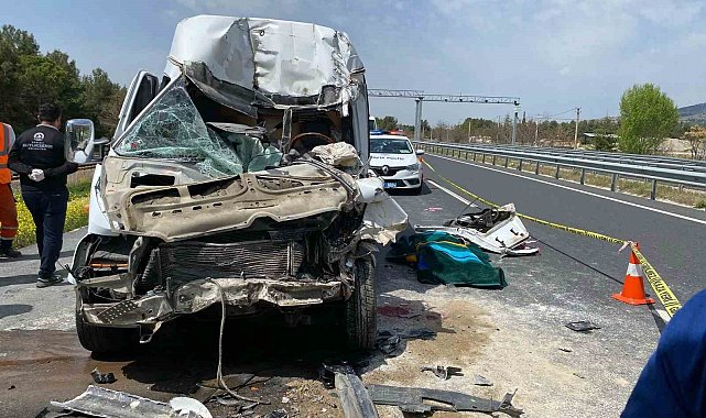 Tıra arkadan çarpan minibüs şoförü hayatını kaybetti