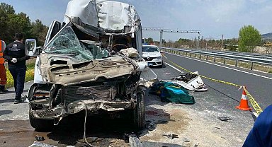 Tıra arkadan çarpan minibüs şoförü hayatını kaybetti