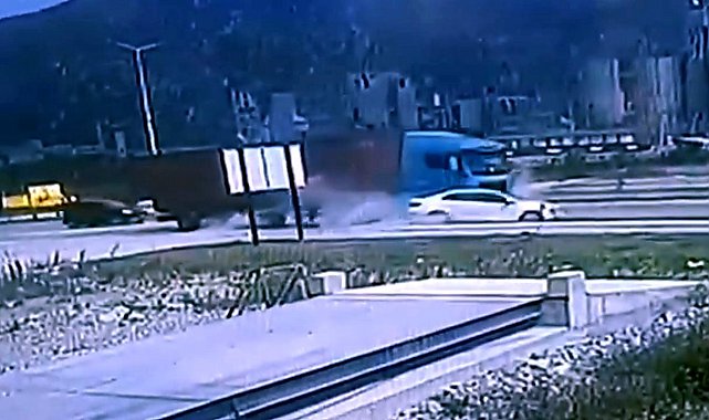 Tırın çarptığı otomobil metrelerce sürüklendi