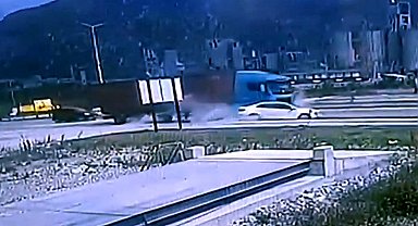 Tırın çarptığı otomobil metrelerce sürüklendi