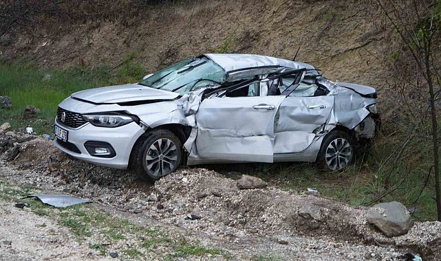 Tırın dorsesinin çarptığı otomobil şarampole savruldu: 4 yaralı