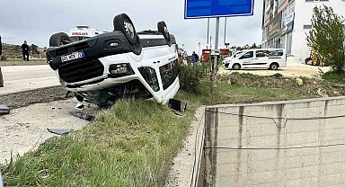 Tırla çarpışan minibüs takla attı: 10 yaralı
