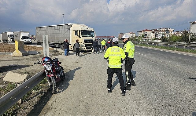 Tırla çarpışan motosikletlinin ağır yaralandığı kaza kamerada