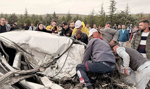 Tırla çarpışan otomobil kağıt gibi ezildi: 1 ölü, 1 yaralı