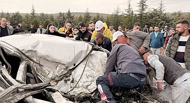 Tırla çarpışan otomobil kağıt gibi ezildi: 1 ölü, 1 yaralı
