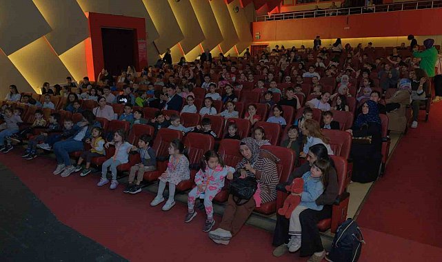 Tiyatronun coşkusu Bursa'yı sardı