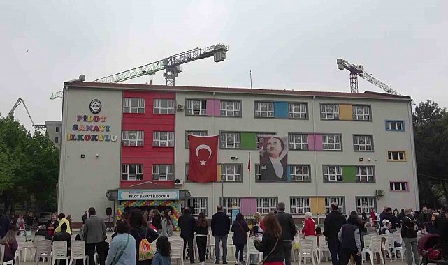 Toz, toprak ve vinçlerin arasında 2 yıldır zorlukla devam eden eğitim..