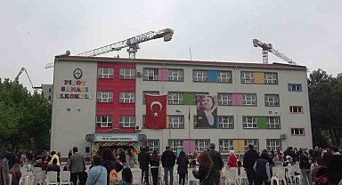 Toz, toprak ve vinçlerin arasında 2 yıldır zorlukla devam eden eğitim..