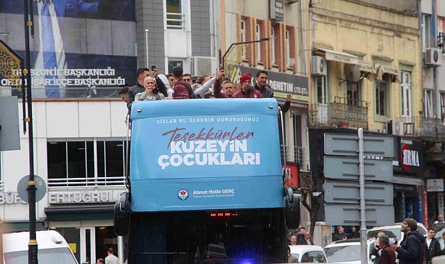 Trabzonspor U19 takımı Avrupa ikinciliğini taraftarıyla kutladı