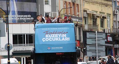 Trabzonspor U19 takımı Avrupa ikinciliğini taraftarıyla kutladı
