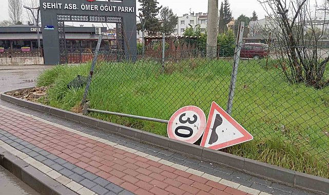 Trafik ve yol levhalarının onarımı yapılıyor