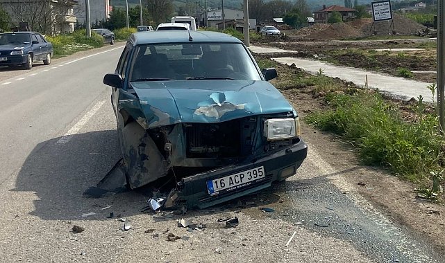 Traktör ile otomobil çarpıştı: 1'i çocuk, 3 yaralı