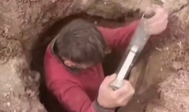 Traktör pulluğuna takılan taş sayesinde ilginç mahzeni keşfettiler