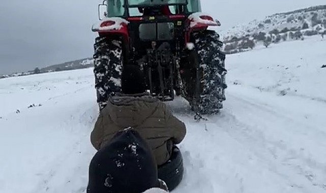 Traktöre bağladıkları lastiklerle kayak keyfi yaptılar