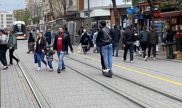 Tramvay yolunda aynı scooter'a binen 2 kişi önlerine gelene zil çaldı