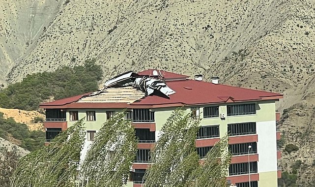 Tunceli'de etkili olan fırtına çatıları uçurdu