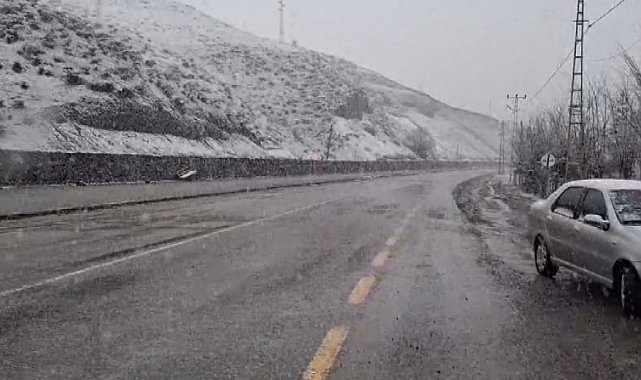Tunceli'de, nisan ayında kar yolları kapattı
