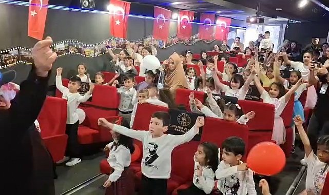 Tunceli'de öğrenciler Gezen Sinema ile doyasıya eğlendi