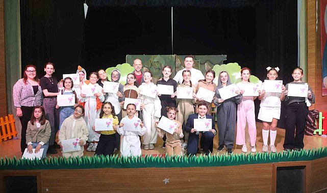 Turgutlu'nun çocuk tiyatro ekibi perdelerini açtı