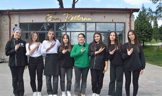 Turizm öğrencileri işitme engelliler için işaret dili öğrendi