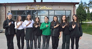 Turizm öğrencileri işitme engelliler için işaret dili öğrendi