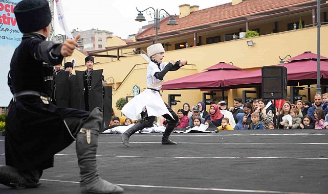 Türk dünyası çocuklarından coşkulu halk oyunu gösterisi