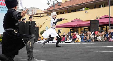 Türk dünyası çocuklarından coşkulu halk oyunu gösterisi