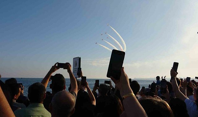 Türk Yıldızları'ndan Mersin'de nefes kesen gösteri