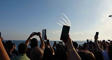 Türk Yıldızları'ndan Mersin'de nefes kesen gösteri