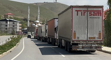 Türkiye-İran sınırında 2 kilometrelik tır kuyruğu