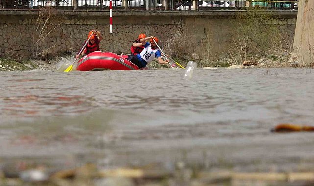 Türkiye Rafting Şampiyonası'nın ikinci gününde de heyecan doruktaydı