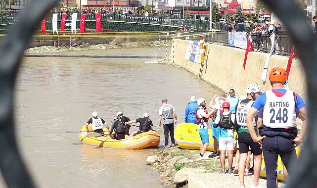 Türkiye'nin en hızlı akan Çoruh Nehri'nde rafting heyecanı yaşandı