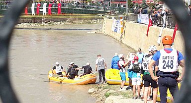Türkiye'nin en hızlı akan Çoruh Nehri'nde rafting heyecanı yaşandı