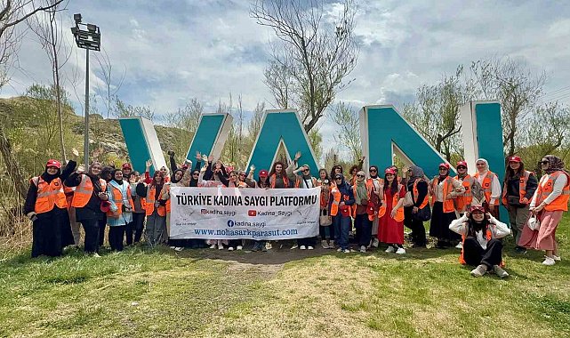 Türkiye'nin farklı üniversitesinden 50 kız öğrenci Van'ı geziyor