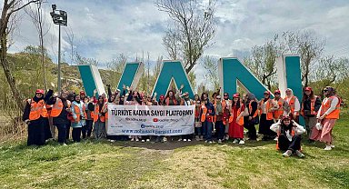 Türkiye'nin farklı üniversitesinden 50 kız öğrenci Van'ı geziyor