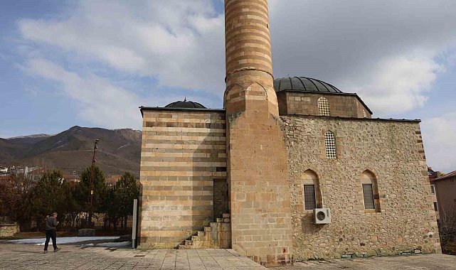 Türkiye'nin ilk taşınan tarihi camisi Sungur Bey, cemaatini ağırlamaya devam ediyor