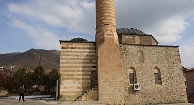 Türkiye'nin ilk taşınan tarihi camisi Sungur Bey, cemaatini ağırlamaya devam ediyor