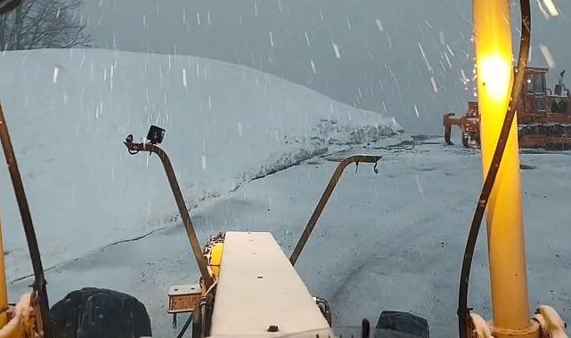 Türkiye'nin tek biyosfer rezerv alanı Macahel'de nisanda kar yağdı