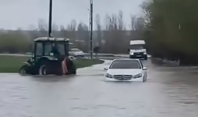Tutak'ta yağmur köy yolunu göle çevirdi