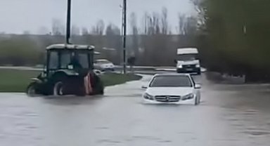 Tutak'ta yağmur köy yolunu göle çevirdi