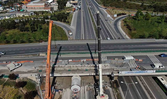 Tuzla'da 3 gündür köprü altında sıkışan tırı kurtarma operasyonu