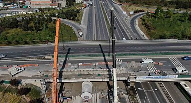 Tuzla'da 3 gündür köprü altında sıkışan tırı kurtarma operasyonu