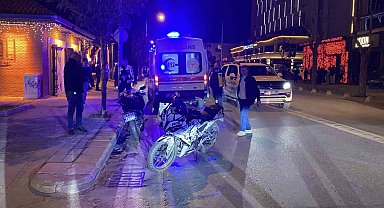 U dönüşü yapan ticari araç motosikletle çarpıştı: 1 yaralı