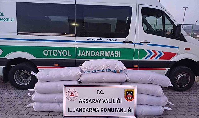Üç yolcu otobüsünde 1 ton kaçak tütün çıktı